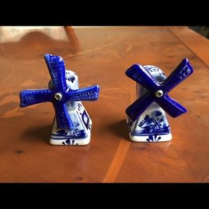 🛍💝 Holland Wind Mill Salt+Pepper Shakers